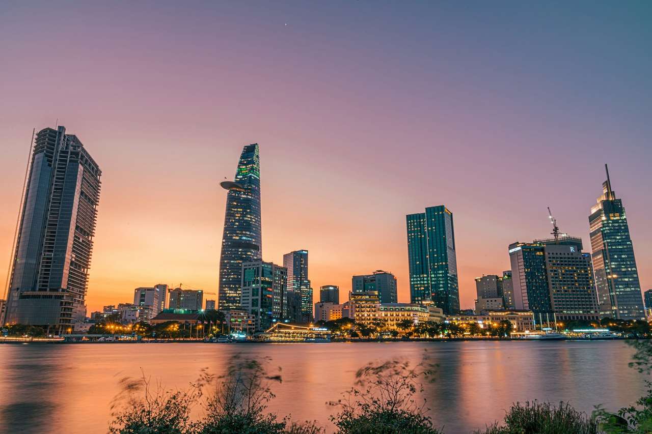 Sài Gòn đêm: việc hồ sơ không chờ ‘tin mới’ trên mạng.